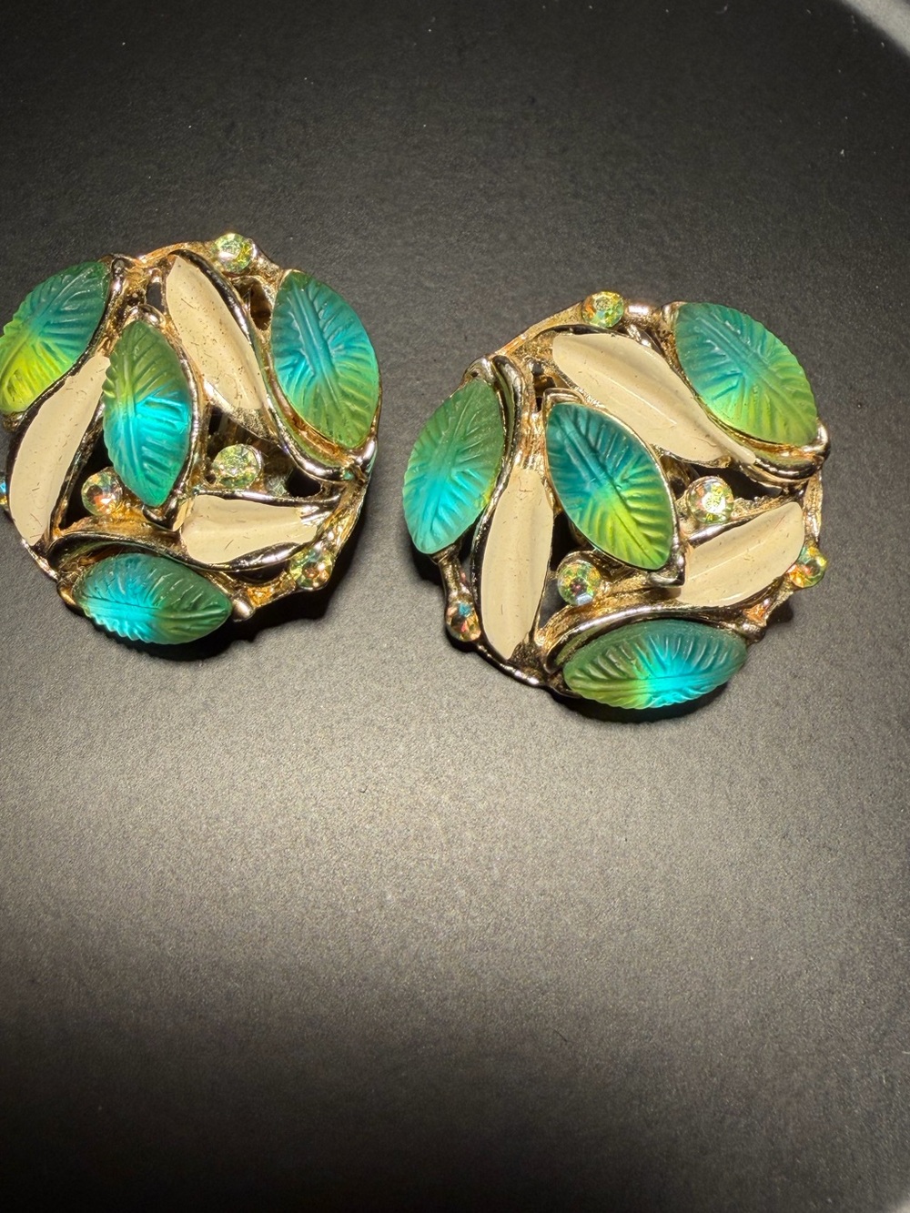 Vintage iridescent Teal-Green glass leaf clip on earrings. - Picture 2 of 6